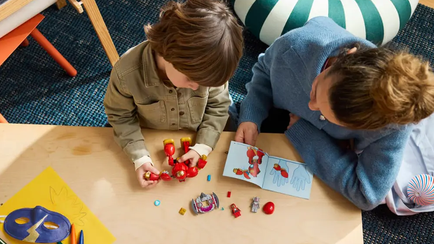 Maminka s chlapečkem stav&iacute; podle pap&iacute;rov&eacute;ho n&aacute;vodu