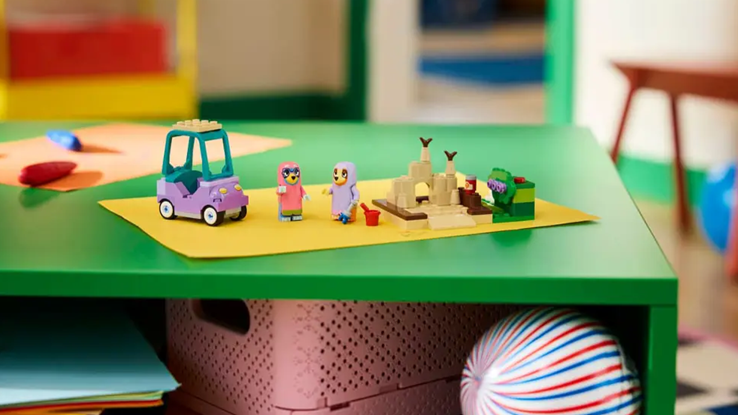 Stavebnice LEGO&reg; Bluey 11216 Bingo, Bluey a babičky na stole v dětsk&eacute;m pokoji