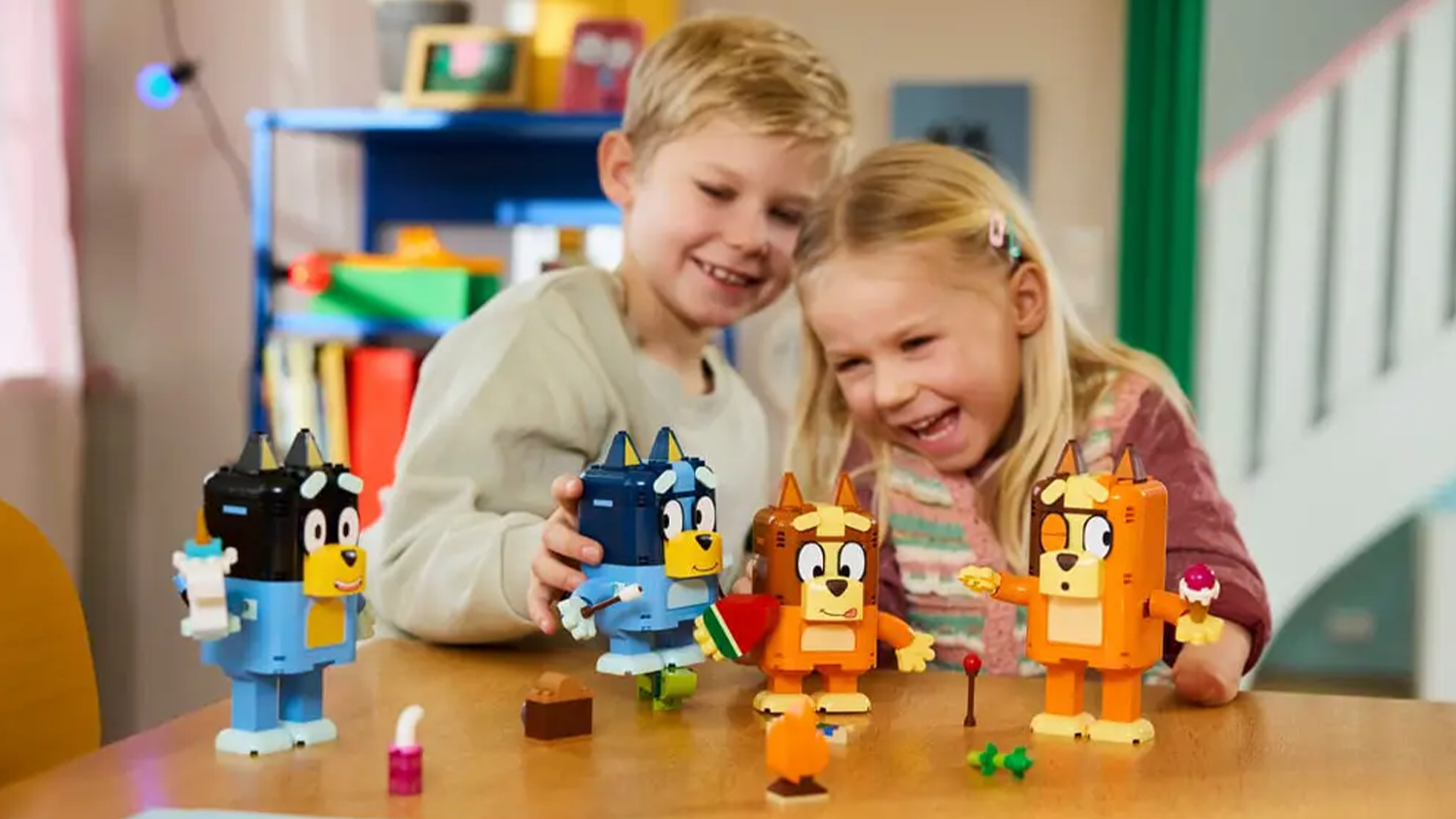 Sourozenci si hrají se stavebnicí LEGO® Bluey 11217 Bluey a její rodinka z kostek