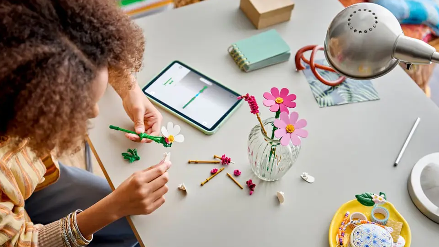 Dívka využívá k postupu stavění aplikaci LEGO® Builder