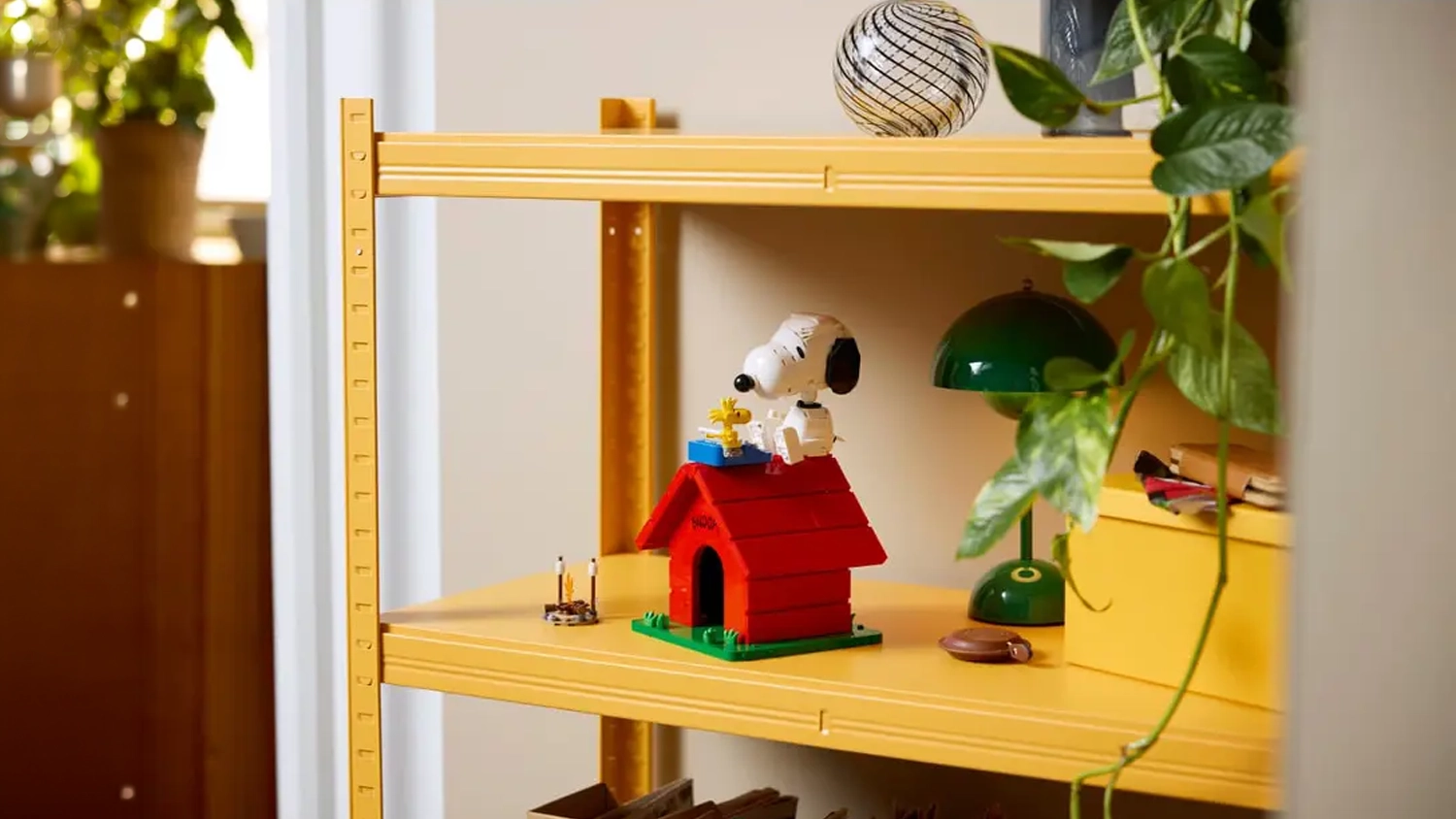 Stavebnice LEGO® Ideas 21368 Peanuts: Snoopyho bouda vystavená na poličce