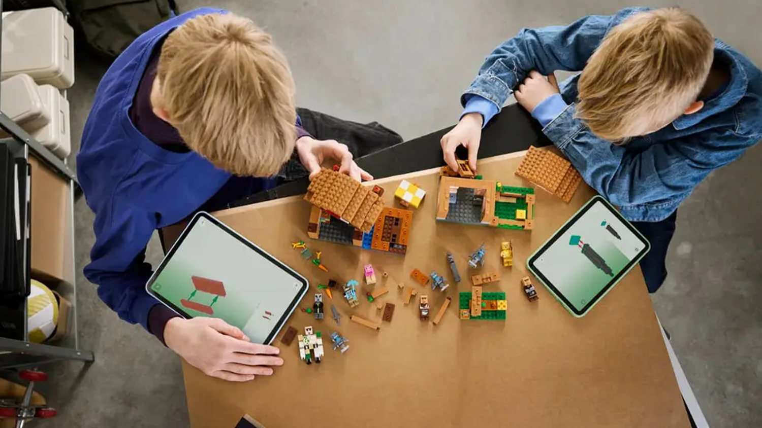 Kamarádi společně staví podle návodu z aplikace LEGO® Builder