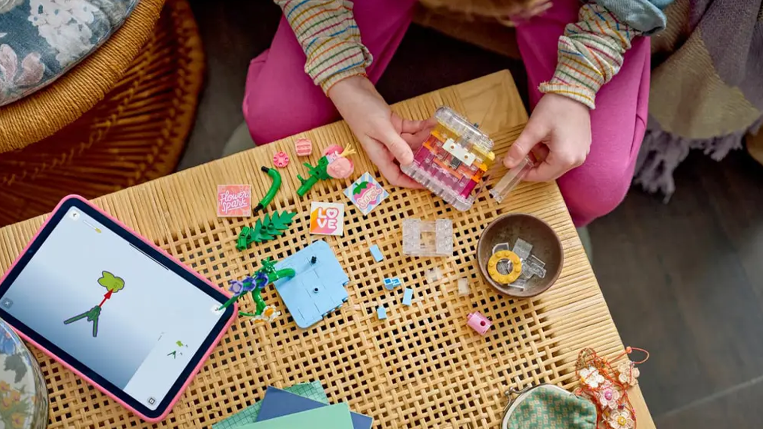 Holčička stav&iacute; pomoc&iacute; aplikace LEGO&reg; Builder