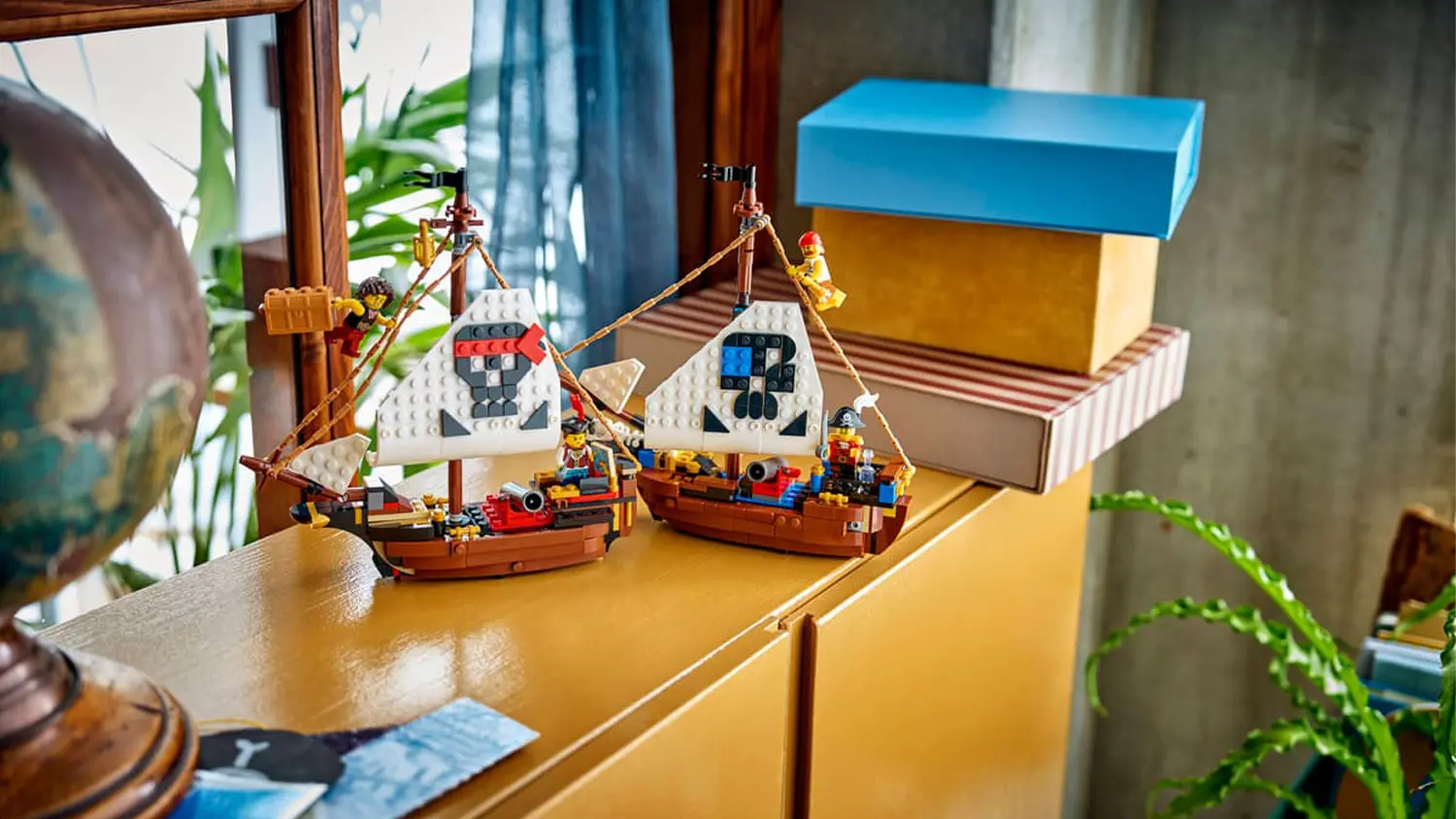 Lodě ze stavebnice LEGO&reg; na skř&iacute;ni