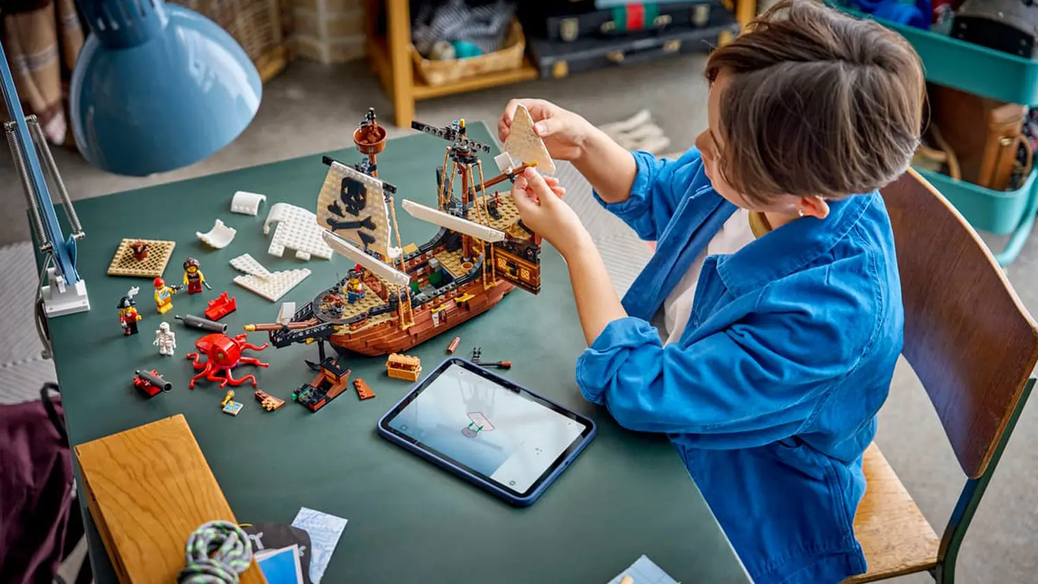 D&iacute;tě skl&aacute;d&aacute; stavebnici LEGO&reg; za pomoci aplikace na tabletu