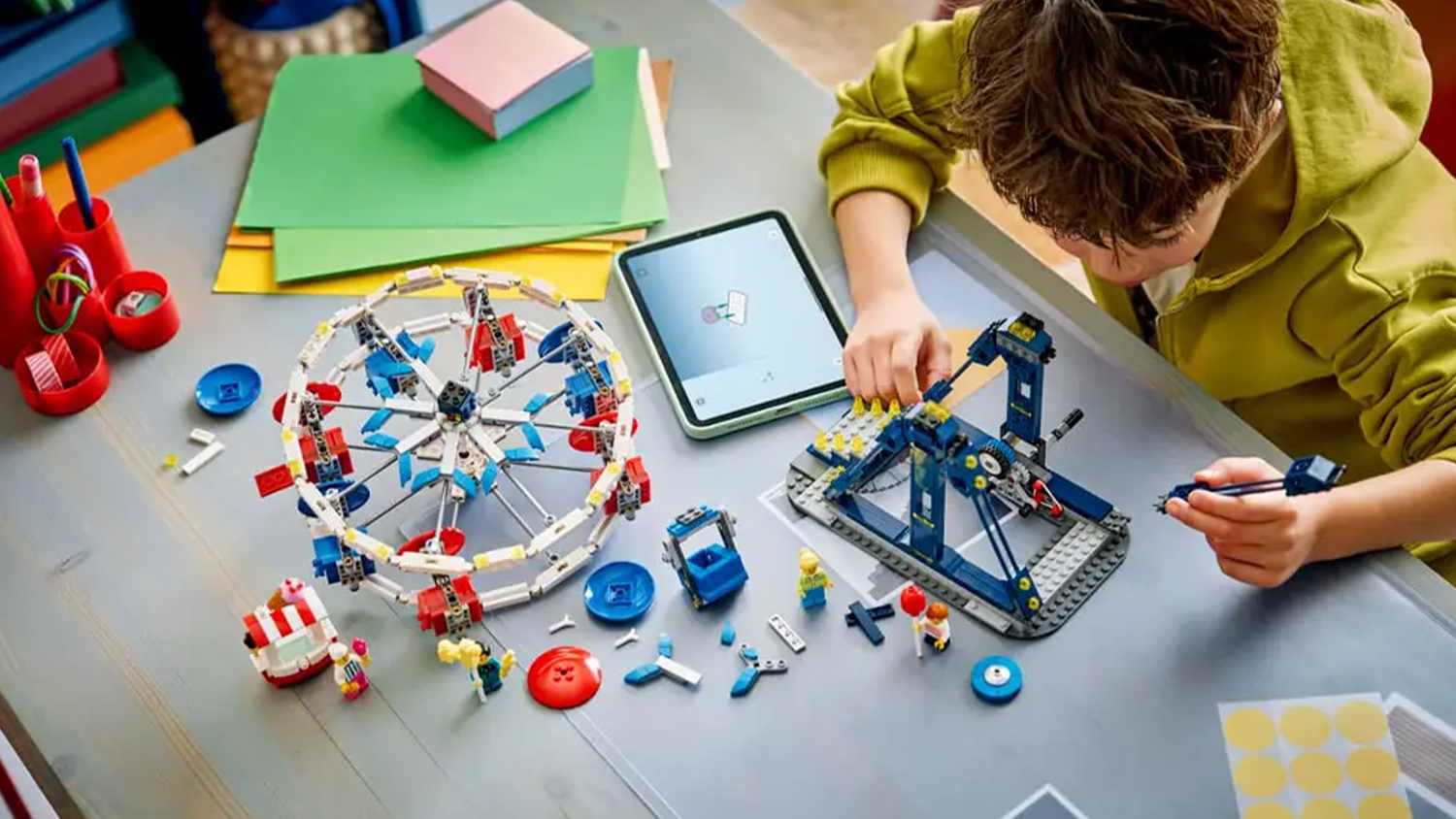 Kluk staví podle návodu v aplikaci LEGO® Builder