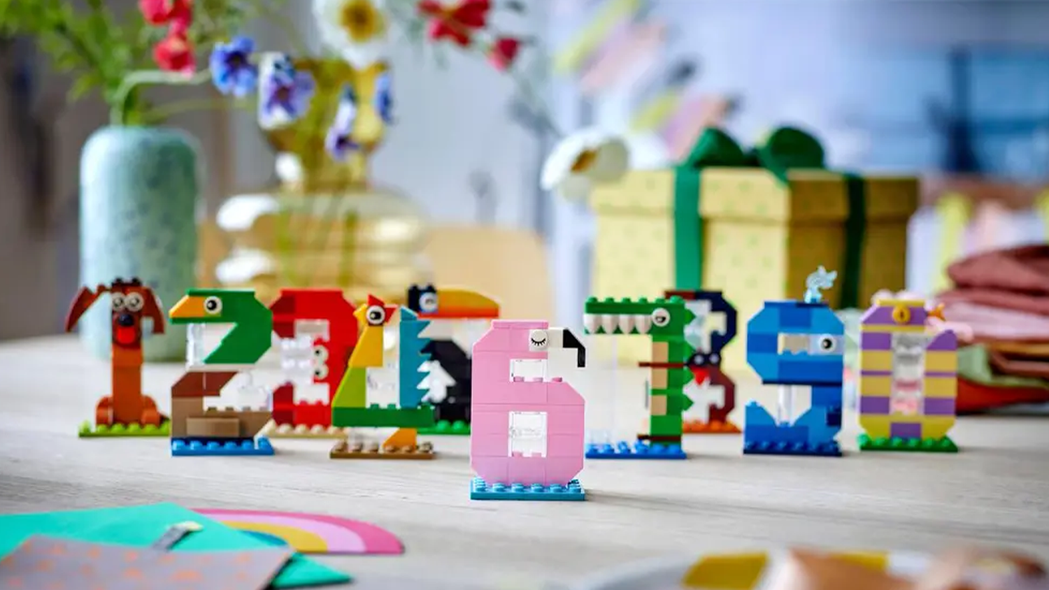 Stavebnice LEGO® Iconic 40807 Narozeninová čísla na narozeninovém stole