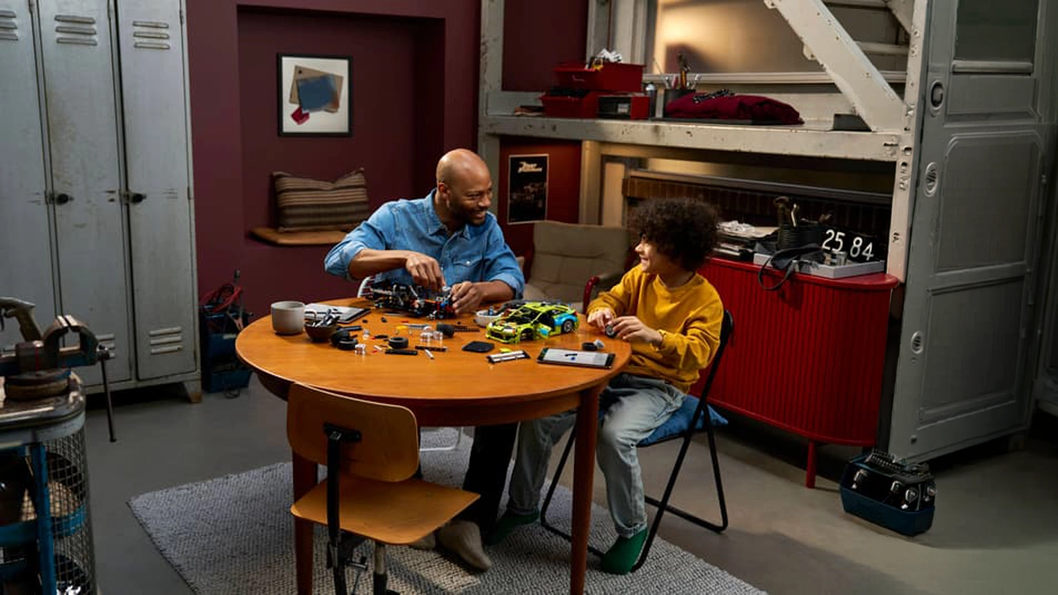 Muž se synem stav&iacute; stavebnici LEGO&reg; Technic 42229 Auto Fast and Furious Mitsubishi Eclipse