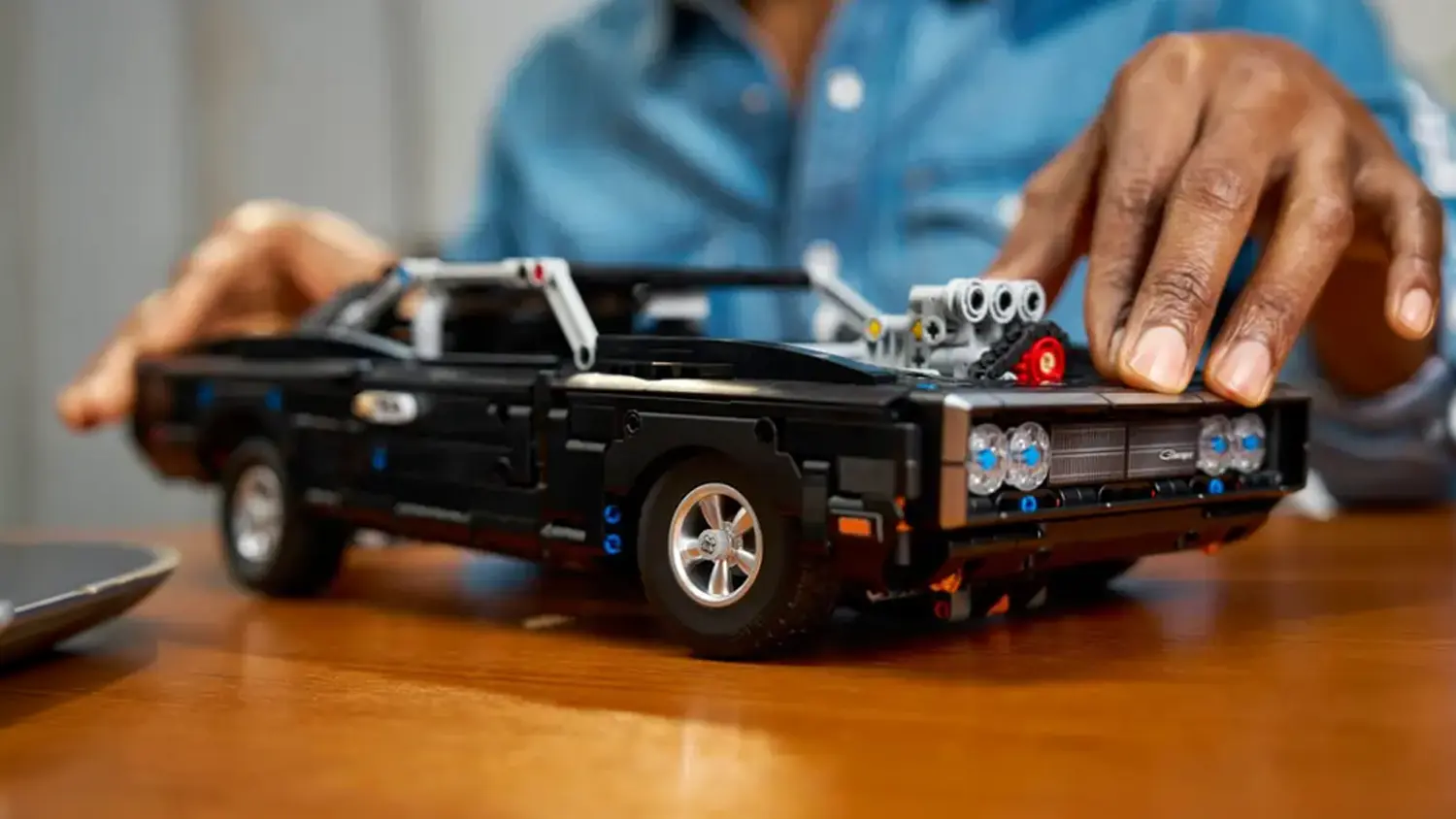 Auto ze stavebnice LEGO&reg; v rukou muže