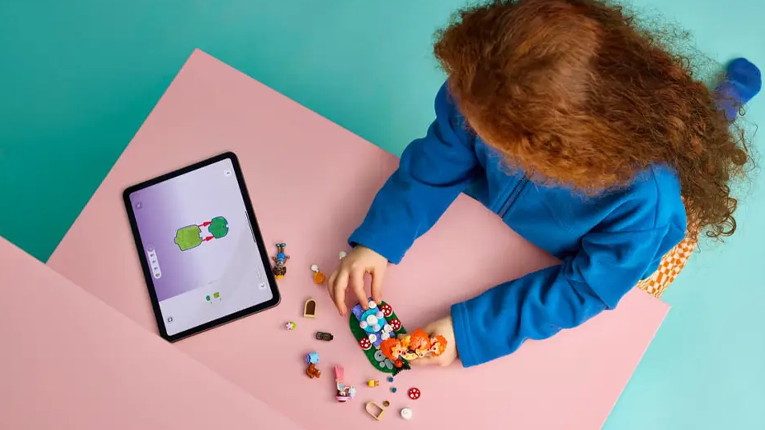 Dievčatko stavia s aplikáciou LEGO® Builder