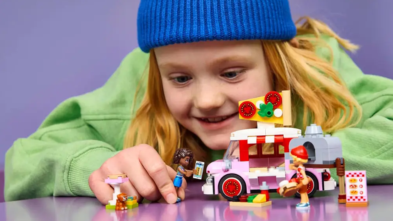 Dievčatko so stavebnicou LEGO&reg; Friends 42694 Pojazdn&yacute; st&aacute;nok s pizzou