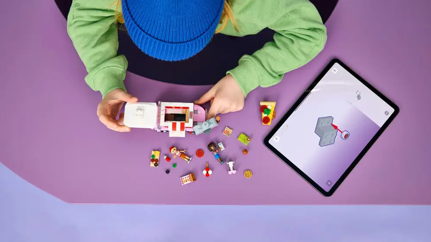 Dievčatko stavia s videon&aacute;vodom v aplik&aacute;cii LEGO&reg; Builder