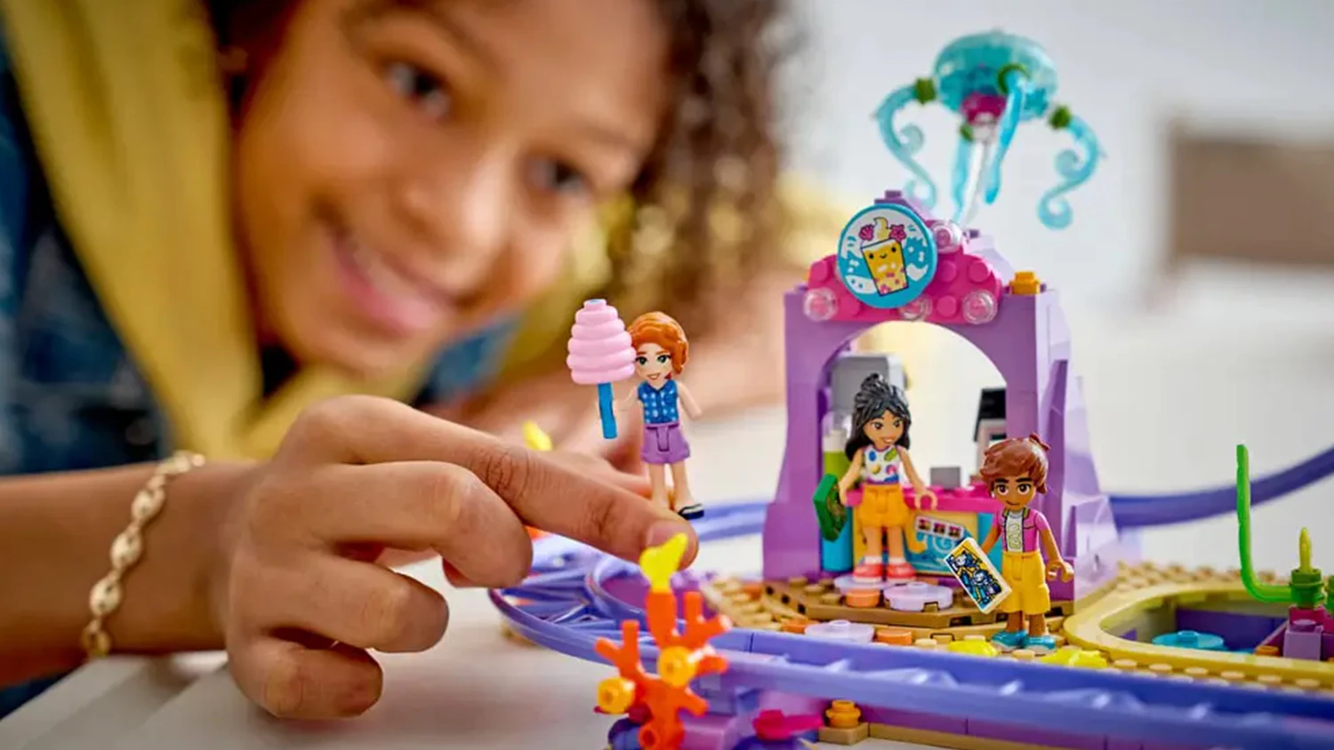 D&iacute;tě drž&iacute; v rukou postavičku ze stavebnice LEGO&reg;