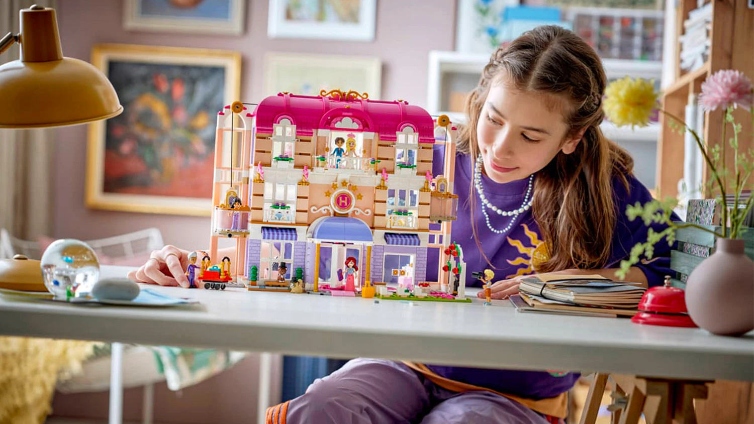 Dívka si hraje se stavebnicí LEGO®