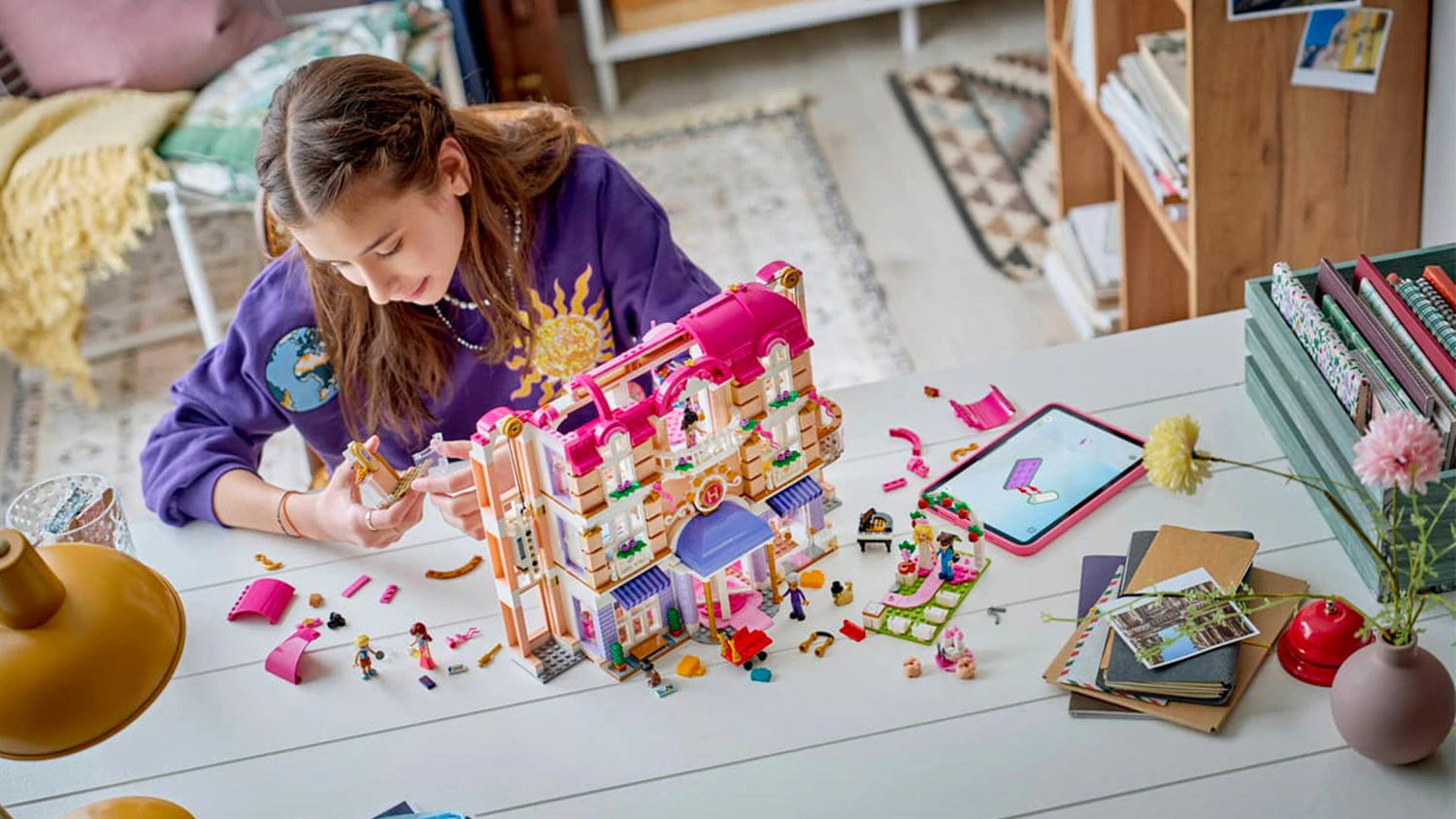 Dívka staví stavebnici LEGO® ve spolupráci s aplikací