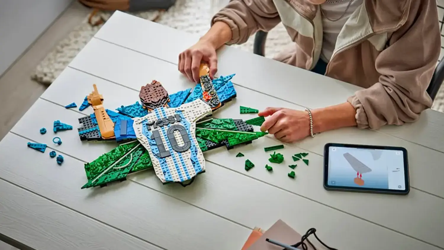 Chlapec stav&iacute; stavebnici LEGO&reg; s aplikac&iacute; na tabletu