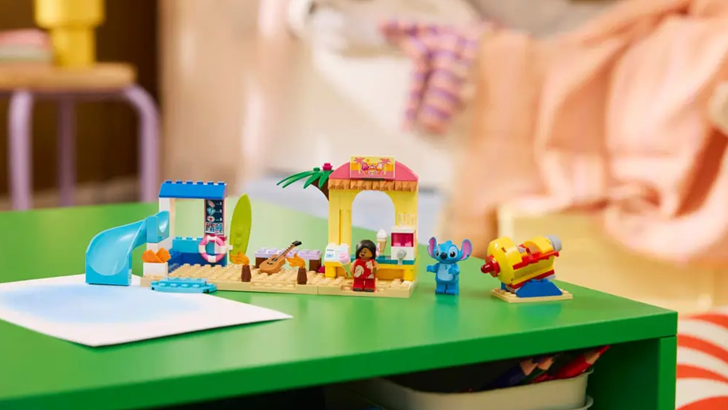 Stavebnice LEGO® Disney Classic 43280 Zábava na pláži s Lilo a Stitchem na stole v dětském pokoji