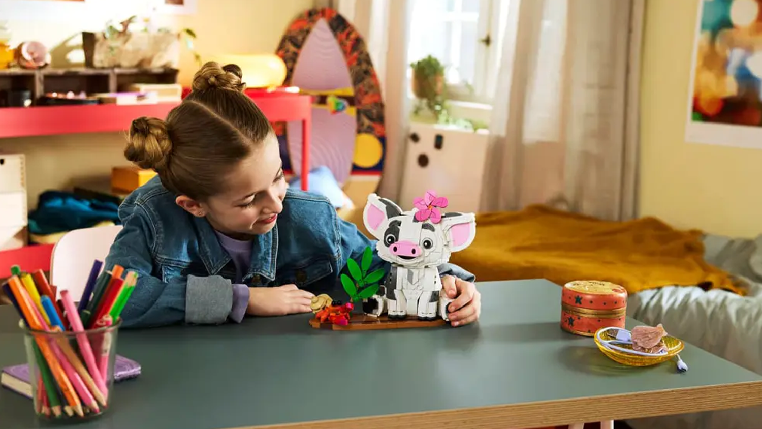 Holčička si hraje se stavebnicí LEGO® Disney 43292 Odvážná Vaiana Pua