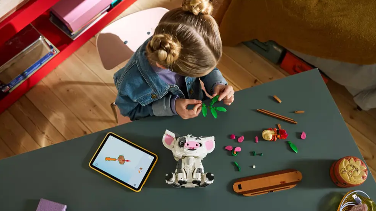 Dívka staví podle návodu v aplikaci LEGO® Builder