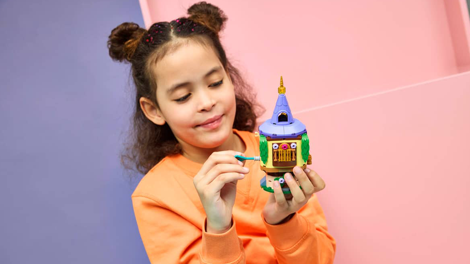 Dievča sa hrá so stavebnicou LEGO® Disney Princess® 43294 Locika vo svojej mini veži