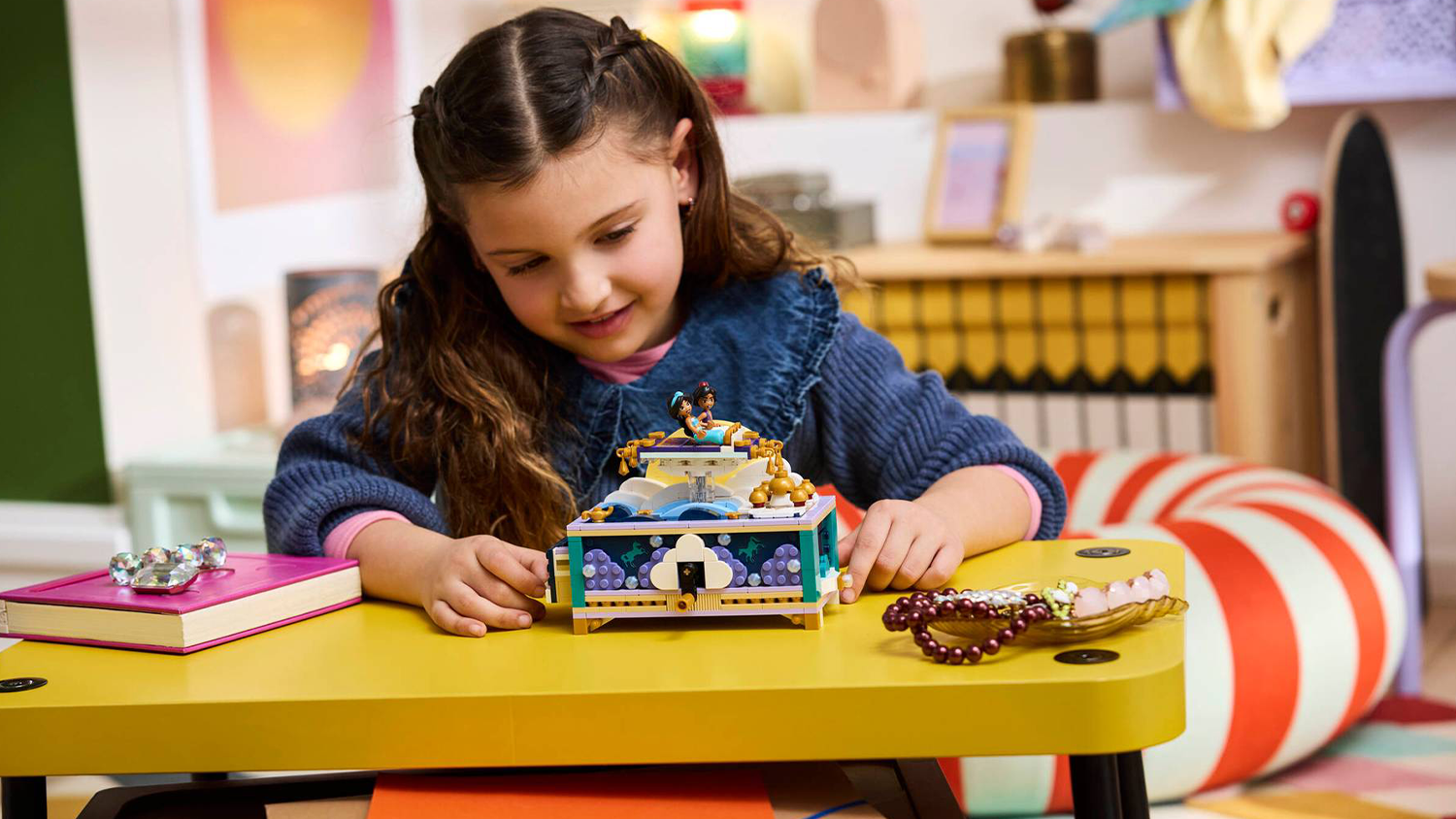 Dievča sa hrá so stavebnicou LEGO® Disney Princess® 43295 Jazmínina šperkovnica
