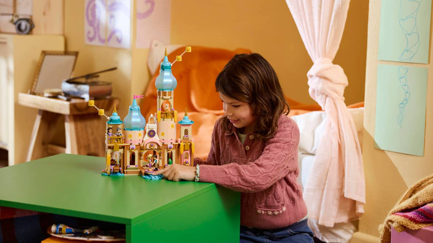 Dívka si hraje se stavebnicí LEGO® Disney Princess® 43297 Zámek princezny Lociky
