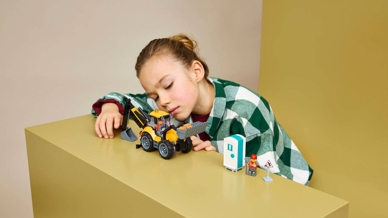 Chlapec si hraje se stavebnic&iacute; LEGO&reg; City 60480 Žlut&yacute; nakladač s rypadlem