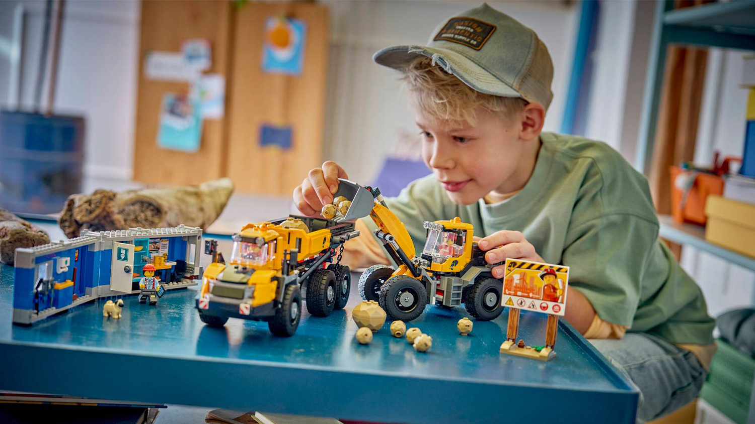 Chlapec si hraje se stavebnicí LEGO® City 60494 Sklápěč a čelní nakladač