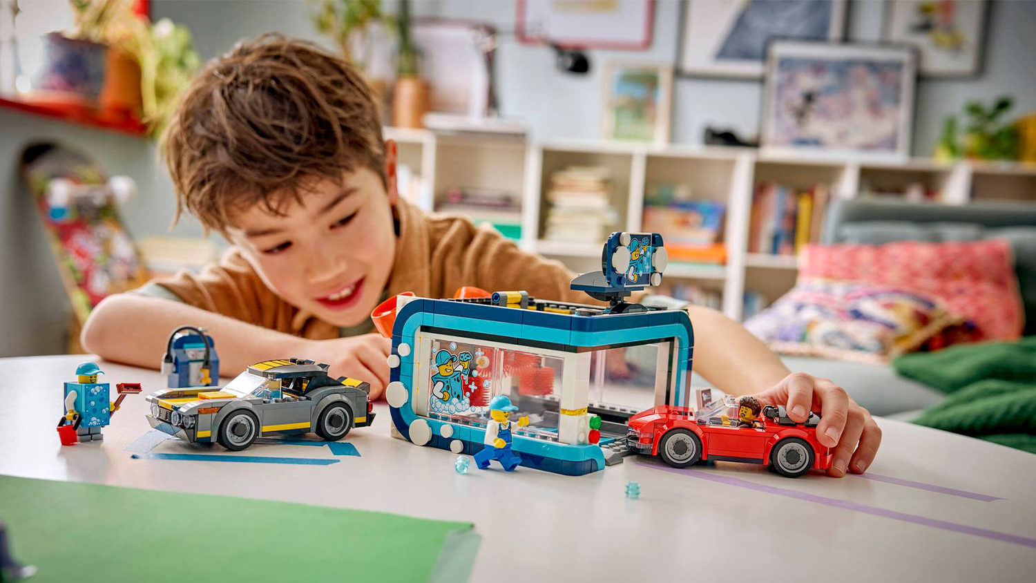Chlapec si hraje se stavebnicí LEGO® City 60497 Automatická myčka aut