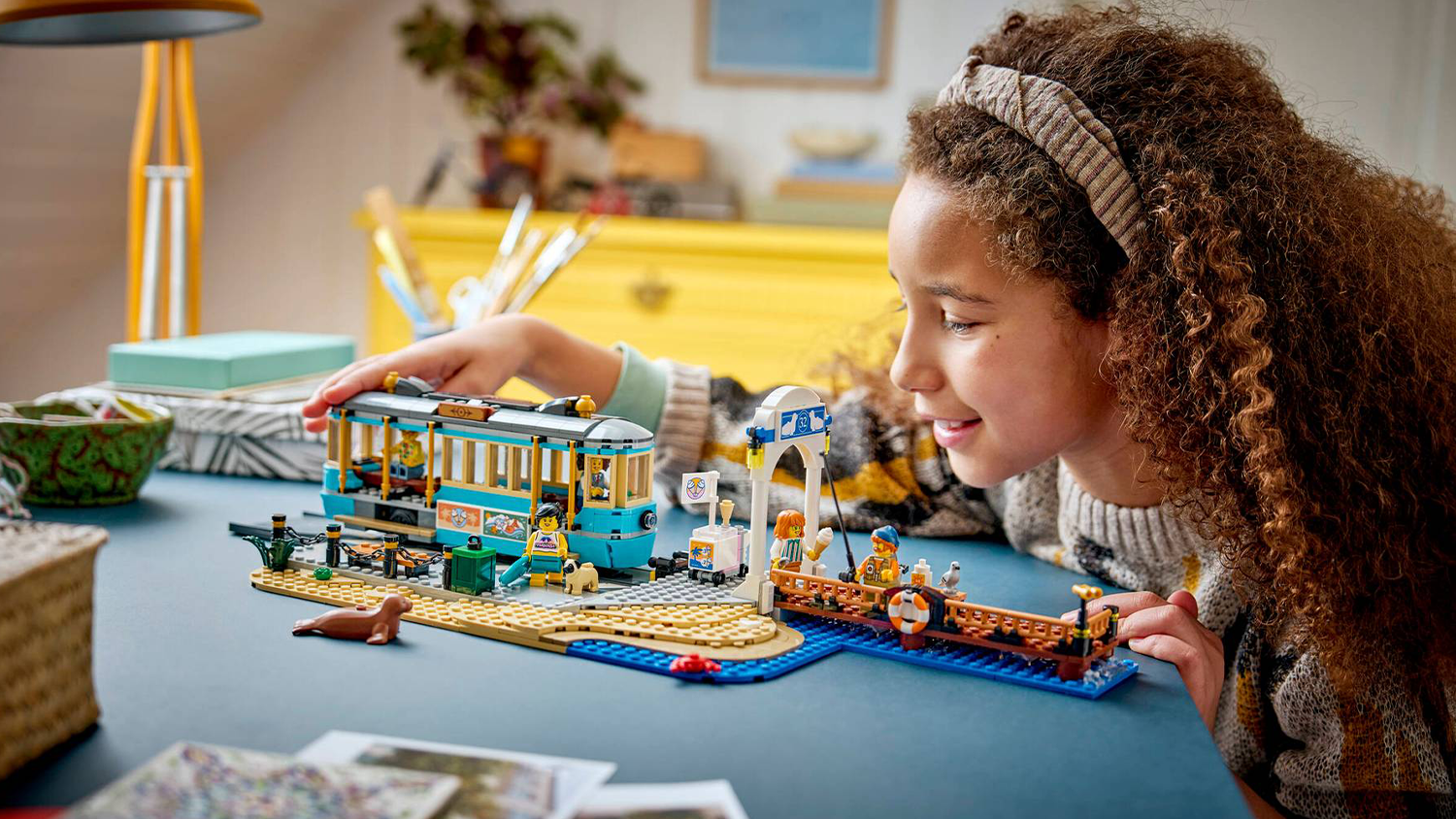 Dívka si hraje se stavebnicí LEGO® City 60506 Historická plážová tramvaj