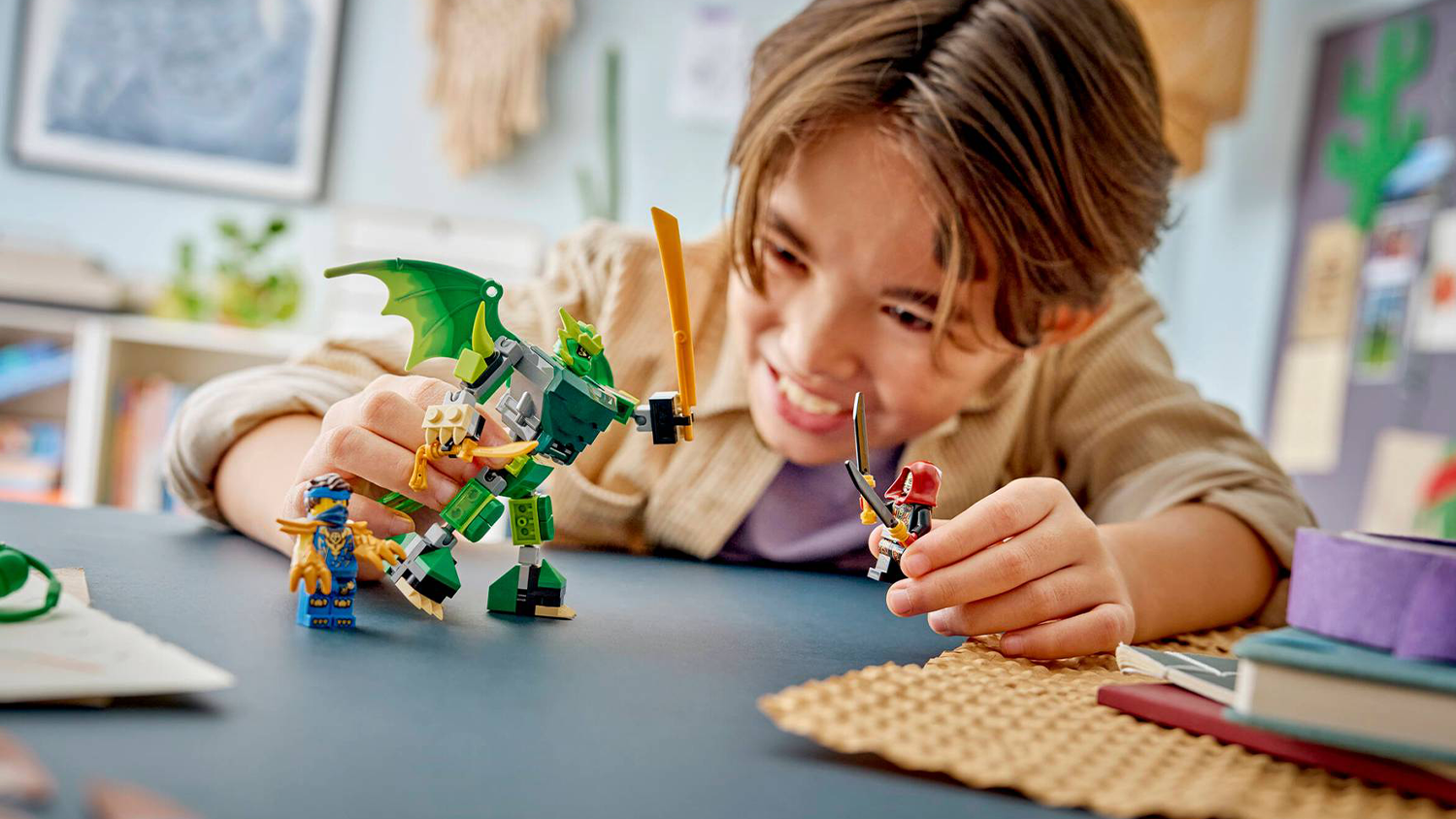 Kluk si hraje se stavebnic&iacute; LEGO&reg; NINJAGO&reg; 71862 Bojov&yacute; bal&iacute;ček: Lloydův drač&iacute; oblek