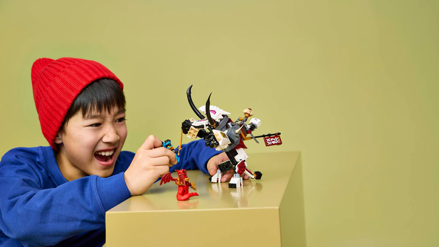 Chlapec sa hrá so stavebnicou LEGO® NINJAGO® 71863 Zilvar a dračia beštia Grimtak