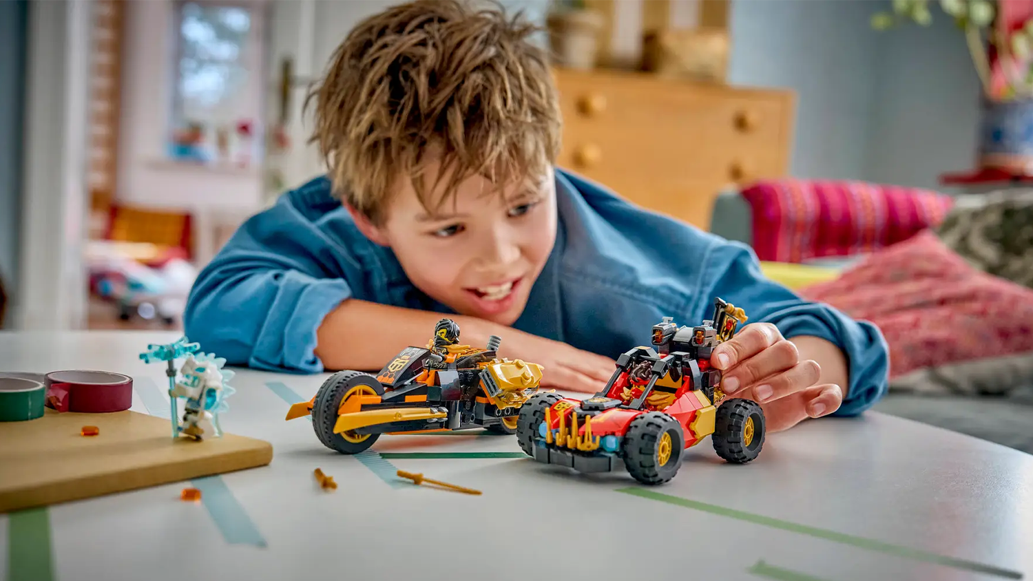 Kluk si hraje se stavebnic&iacute; LEGO&reg; NINJAGO&reg; 71864 Kombinovateln&aacute; vozidla Kaie a Colea