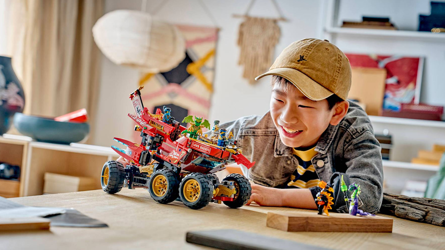 Kluk si hraje se stavebnicí LEGO® NINJAGO® 71869 Pozemní Odměna osudu