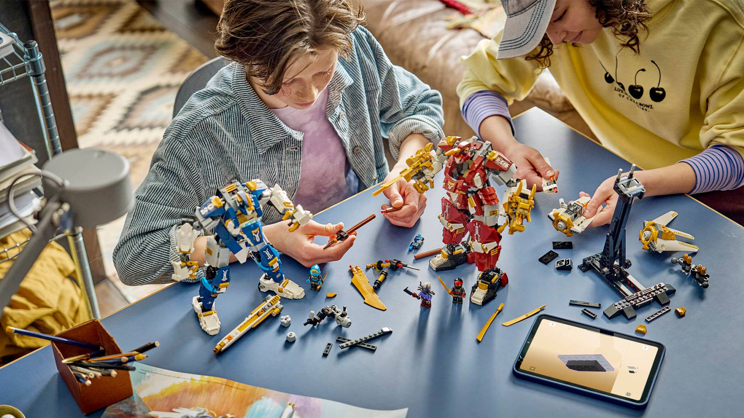 Dva kluci si hrají se stavebnicí LEGO® NINJAGO® 71870 Dvojice titánských robotů