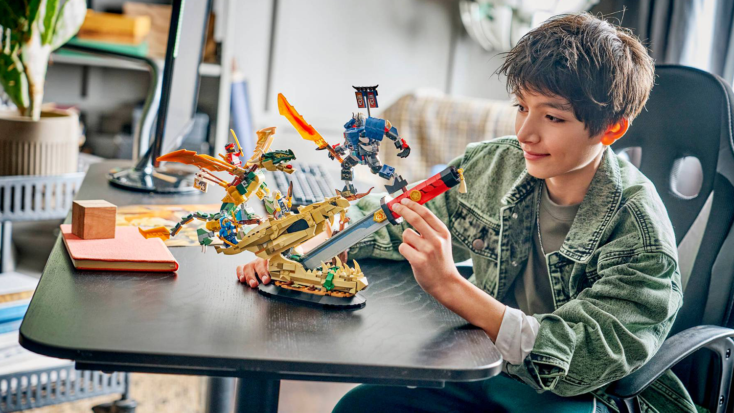 Kluk si hraje se stavebnicí LEGO® NINJAGO® 71871 Bitva u Dračí čepele