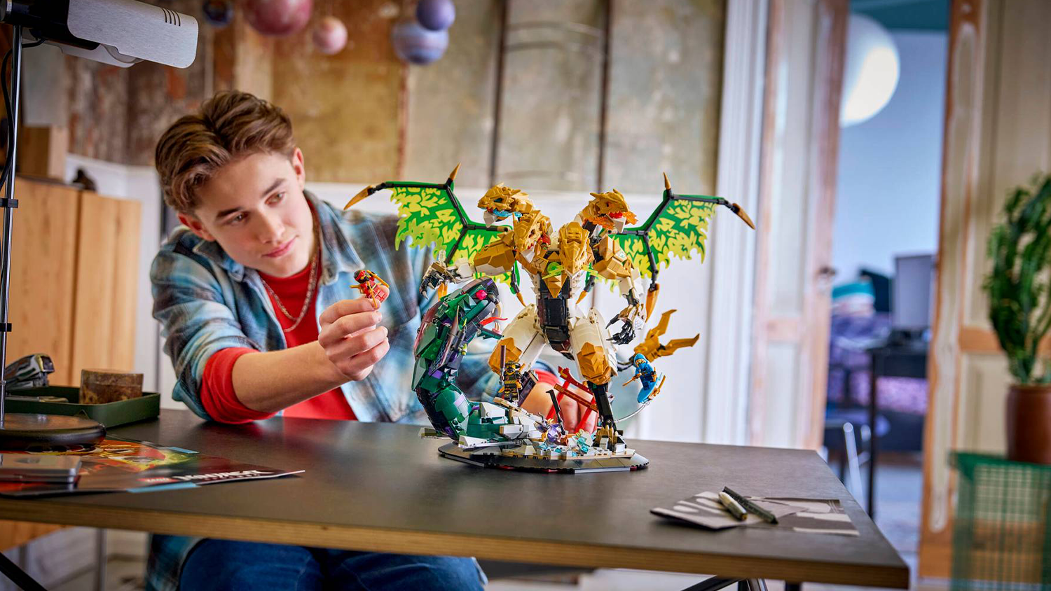 Kluk si hraje se stavebnicí LEGO® NINJAGO® 71872 Ultra dračí souboj
