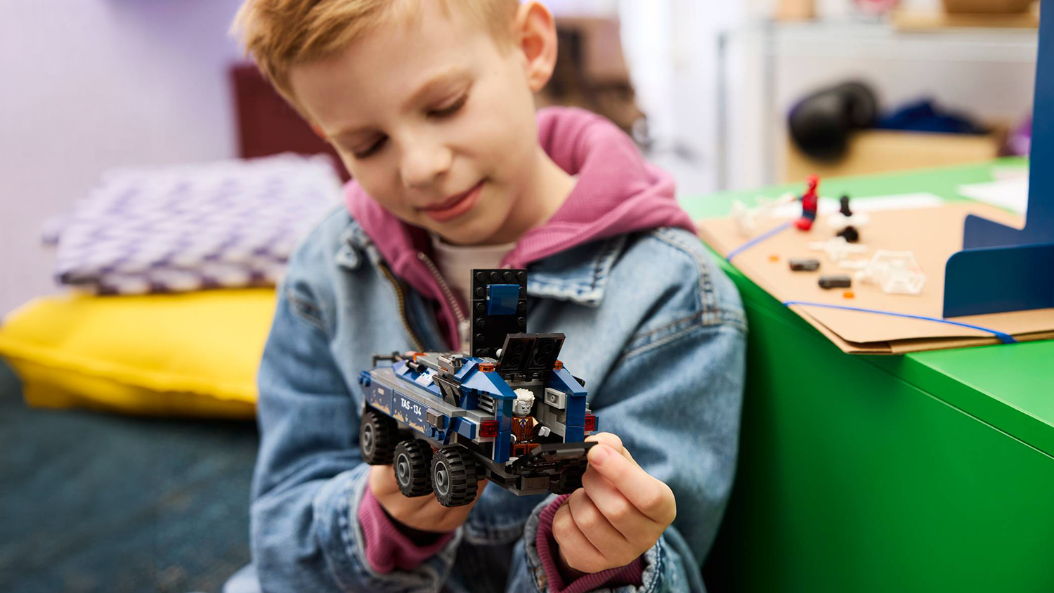 Kluk si hraje se stavebnicí LEGO® Marvel 76349 Spider-Man a honička za vězeňským transportérem