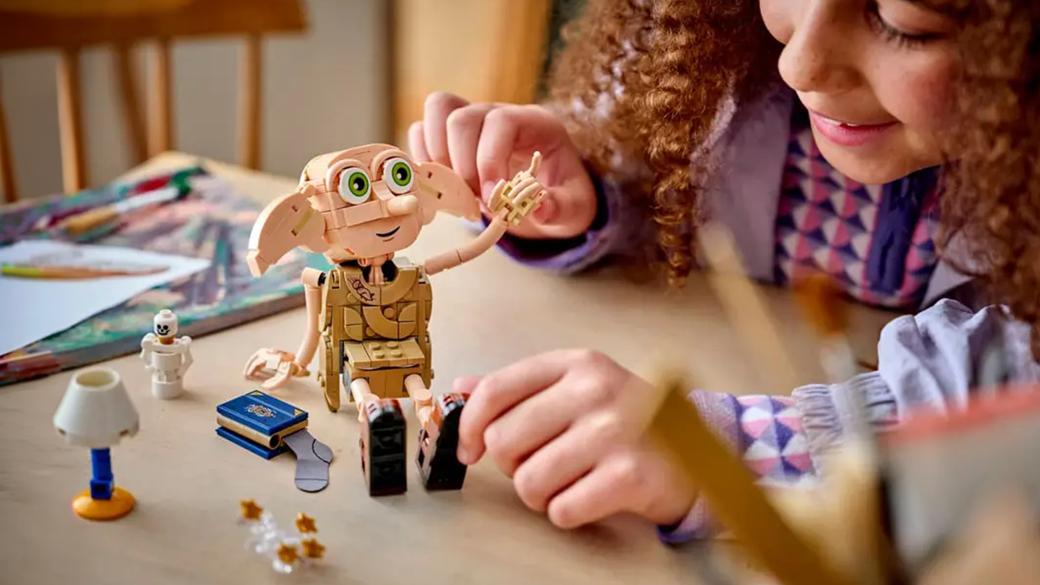 Dívka sa hrá so stavebnicou LEGO® Harry Potter™ Slobodný škriatok Dobby™