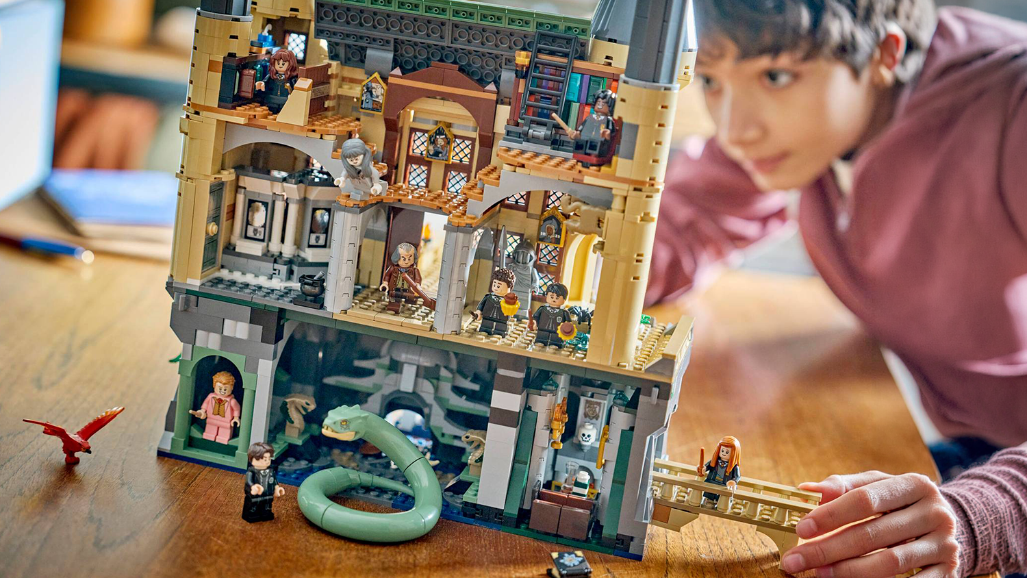 Vnútro stavebnice LEGO® Harry Potter™ 76473 Rokfortský hrad: Východné krídlo