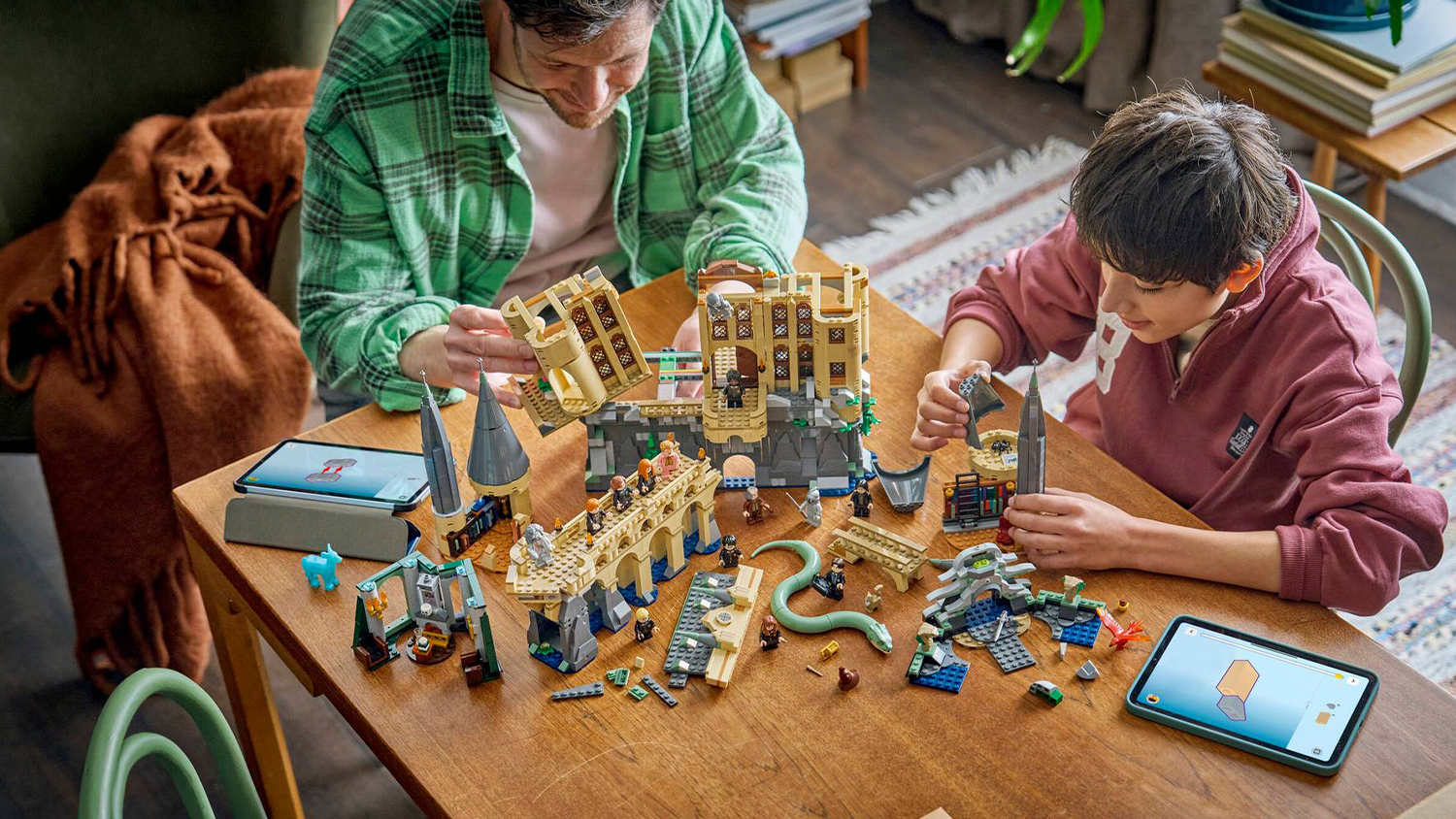 Otec a syn stavajú stavebnicu LEGO® Harry Potter™ 76473 Rokfortský hrad: Východné krídlo