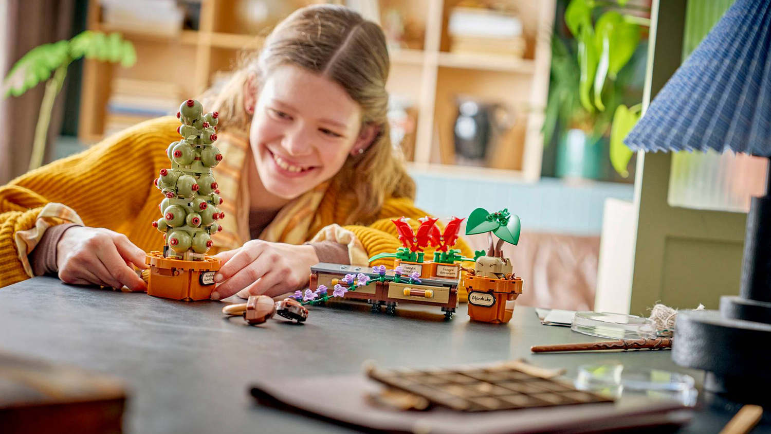 Dívka se stavebnicí LEGO® Harry Potter™ 76474 Rostliny z hodiny bylinkářství v Bradavicích