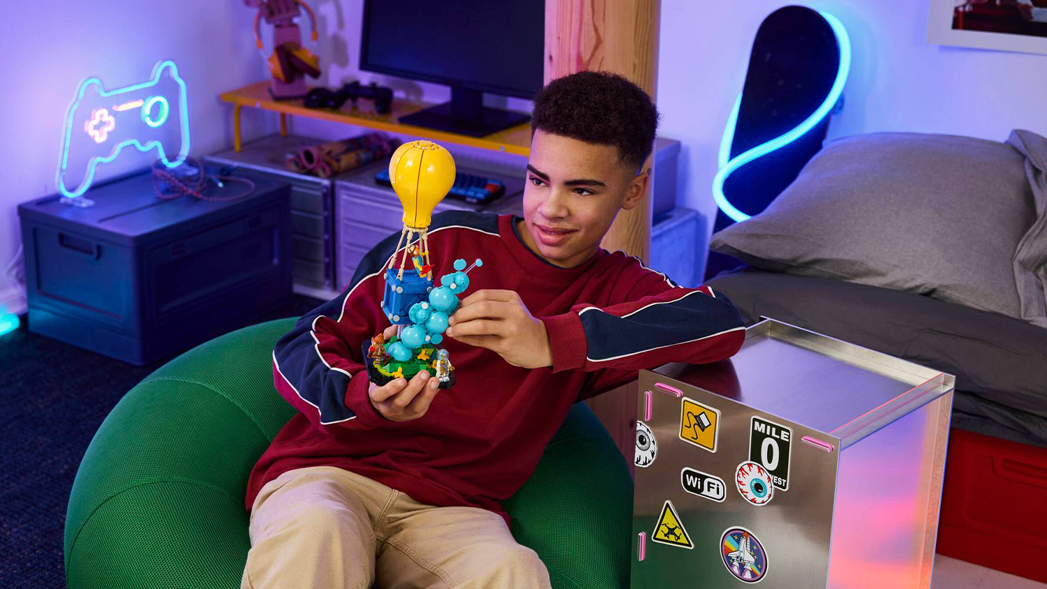 Chlapec se stavebnic&iacute; LEGO&reg; Fortnite&reg; 77080 Supply Drop