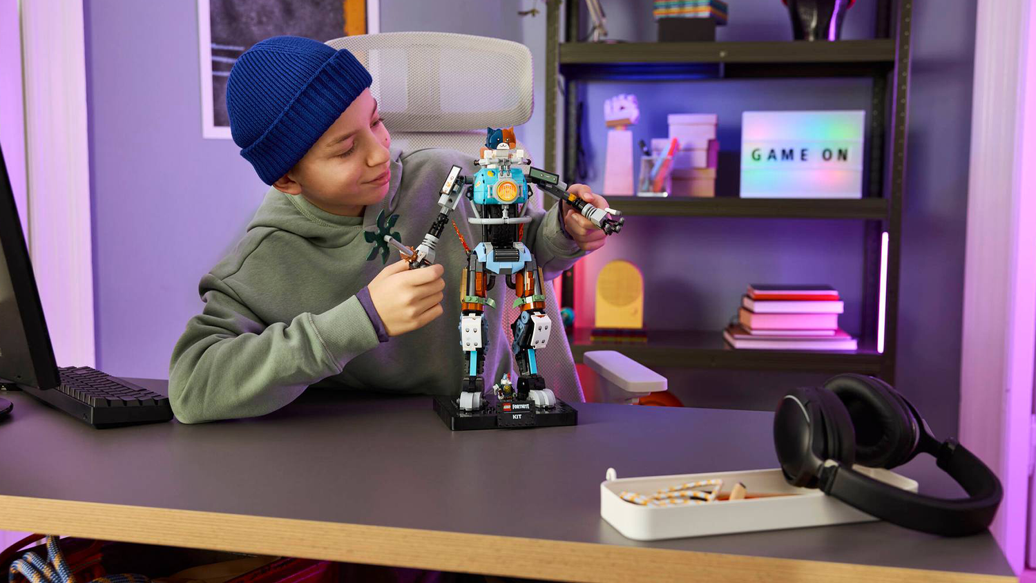 Chlapec stavia stavebnicu LEGO® Fortnite® 77081 KIT