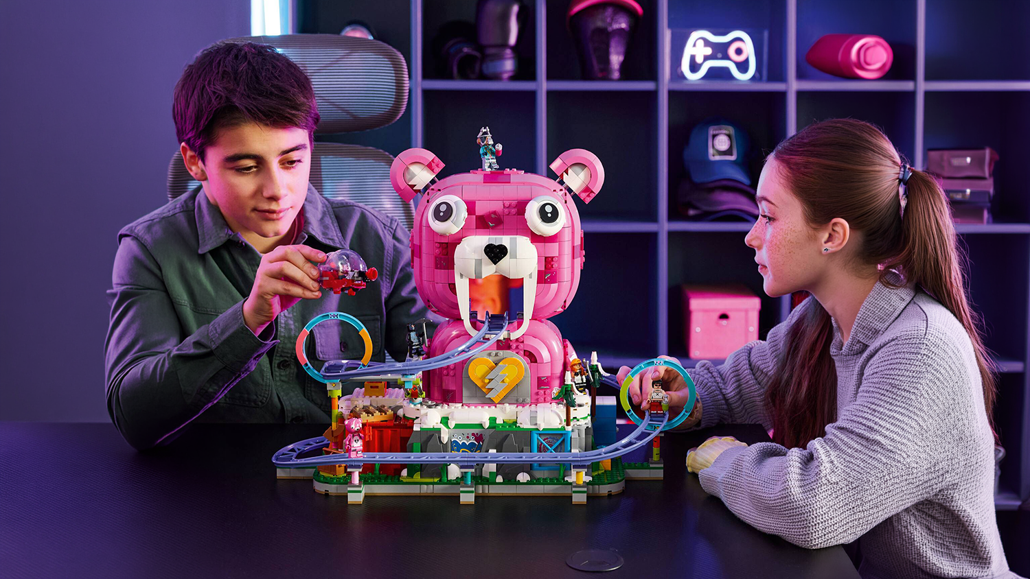 Chlapec a dívka staví stavebnici LEGO® Fortnite® 77082 Rave Cave