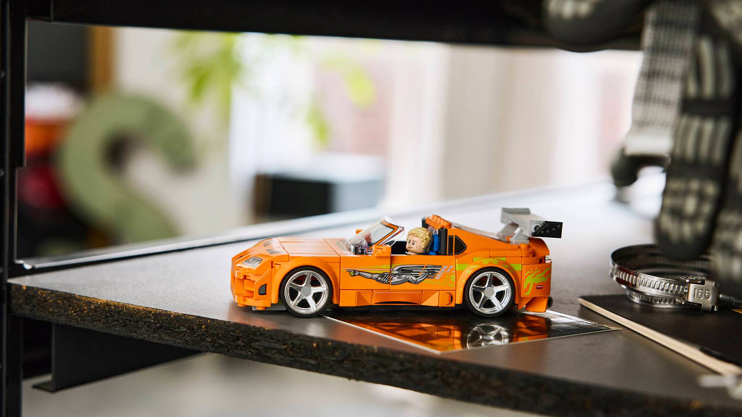 Vozidlo ze stavebnice LEGO&reg; Speed Champions 77260 Rychle a zběsile Toyota Supra MK4 vystaven&eacute; na poličce