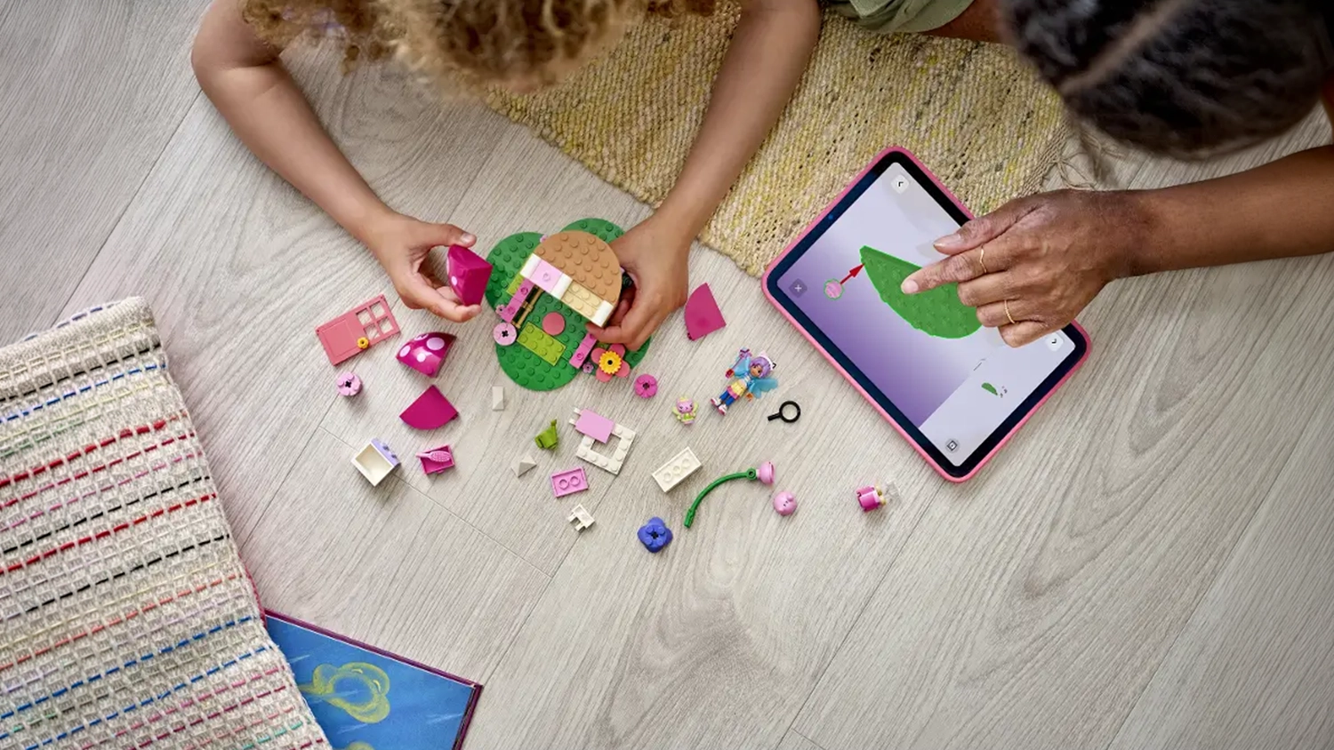 Mama s dcérou stavajú stavebnicu LEGO® Gábinin čarovný domček 11212 prostredníctvom aplikácie