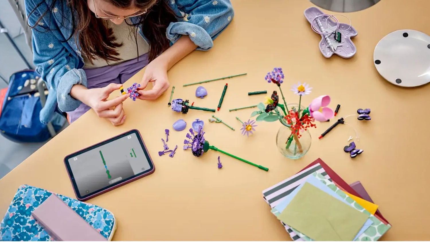 Dievča skladá stavebnicu LEGO® Botanicals 11507 Kytice Olivie Rodrigo podľa videa