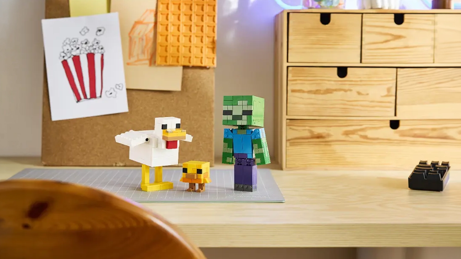 Stavebnica LEGO® Minecraft 21582 Kurací džokej vystavená na poličke