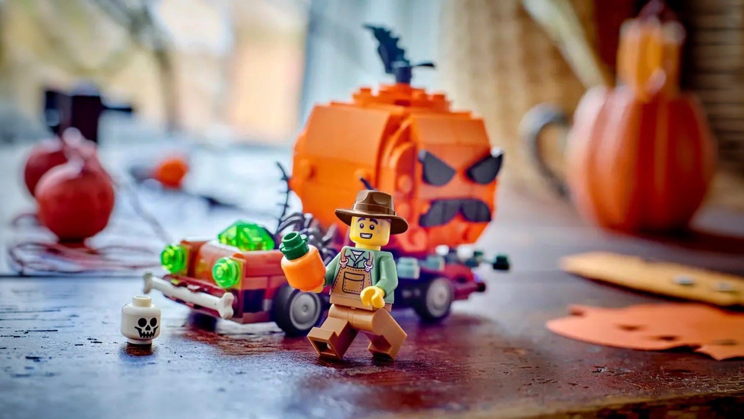 LEGO pan&aacute;ček s d&yacute;n&iacute; v pozad&iacute;
